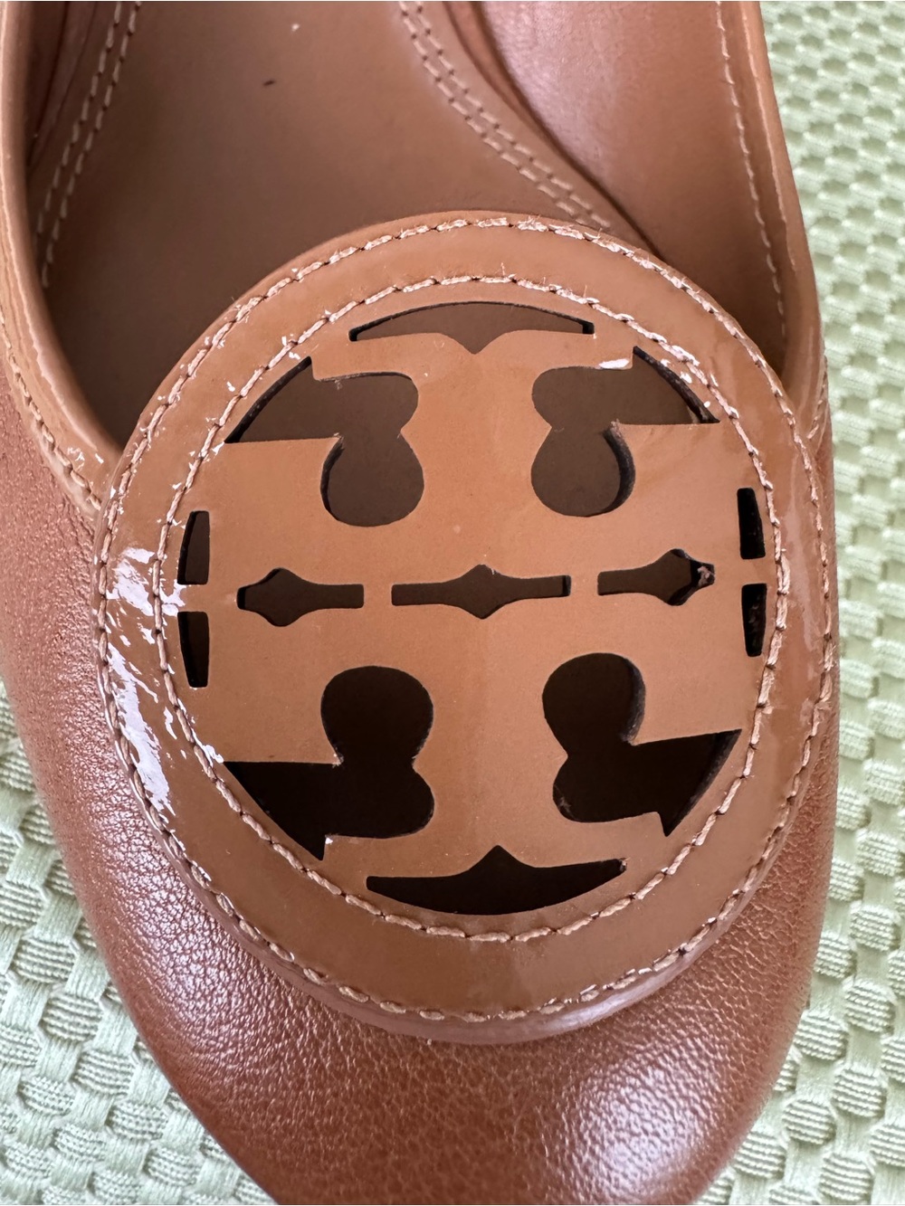 Tory Burch Size 9 Walnut Brown Pebble Leather Logo 3” Wedge Round Toe Pumps NWOT - Picture 4 of 12
